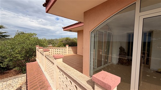 Villetta Di Tre Vani, Terrazza, Locale Al Piano Terra. Panoramica, In Buono Stato.